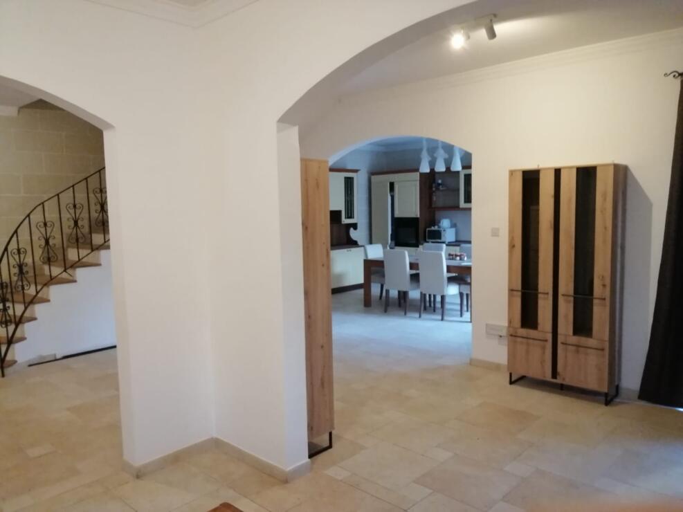 Elegant Modern 4-Bedroom Villa with A Beautiful Pool in Kappara