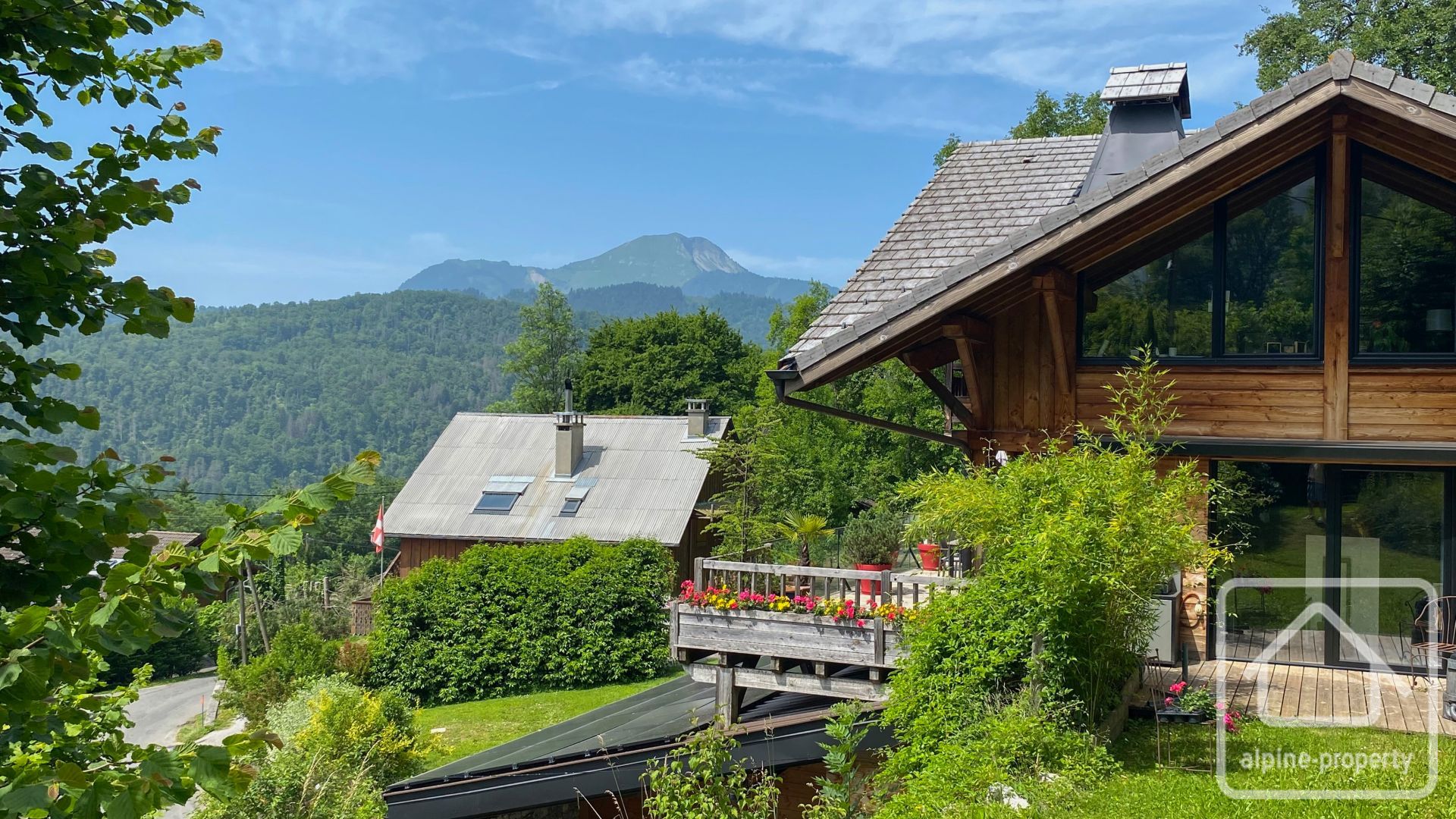 Detached Chalet With Two Separate Living Units – A Stunning Renovation Offering Exceptional Views In A Prime South-facing Location – CHALETCALLUNE