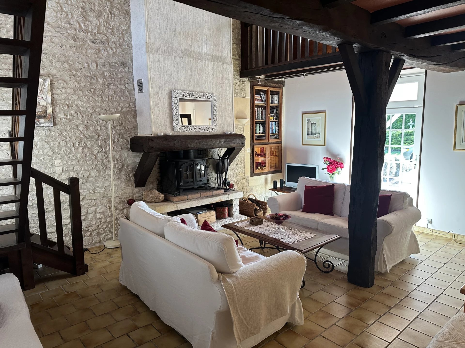 Delightful detached 3 bed stone Charentaise with Pool, Poitou-Charentes – France – BVI76997