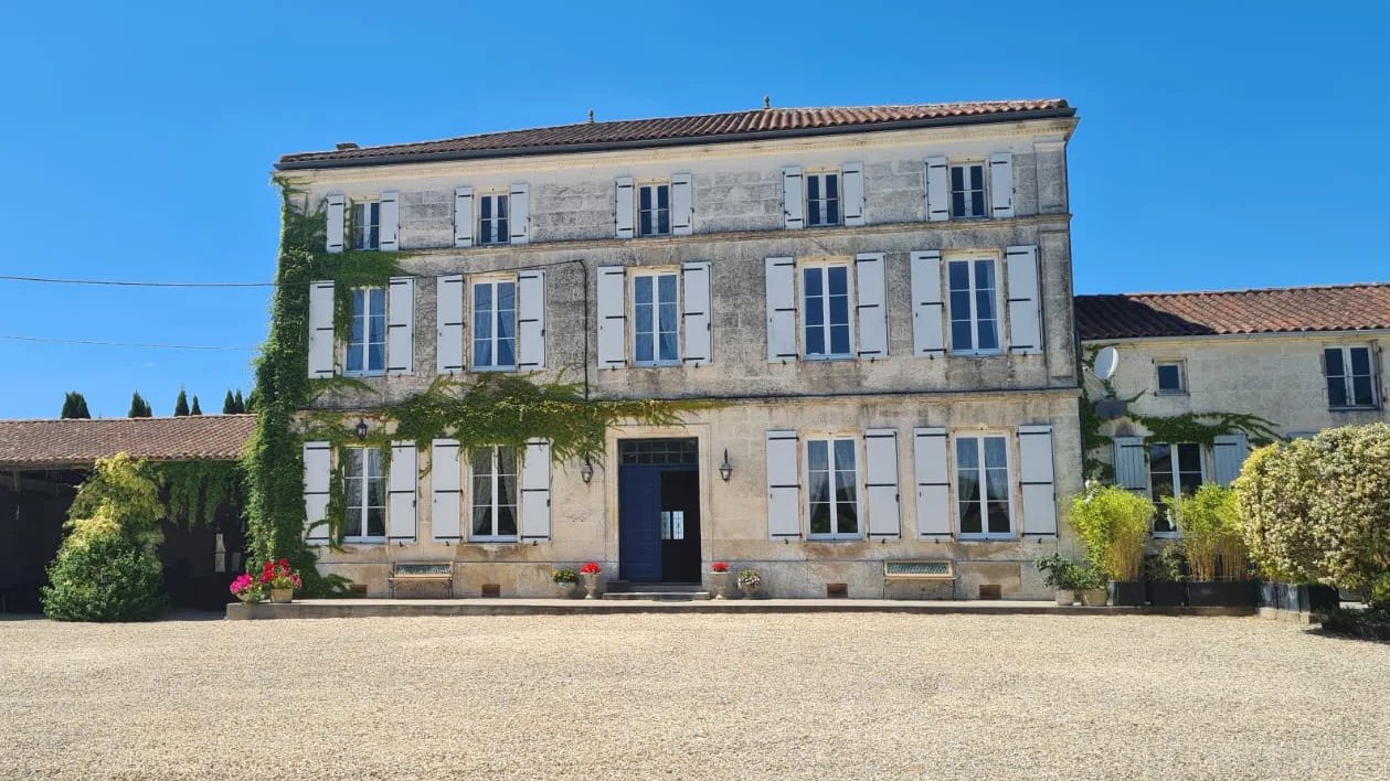 Exceptional Manoir and estate set in 7 acres, Poitou-Charentes – France – BVI84543