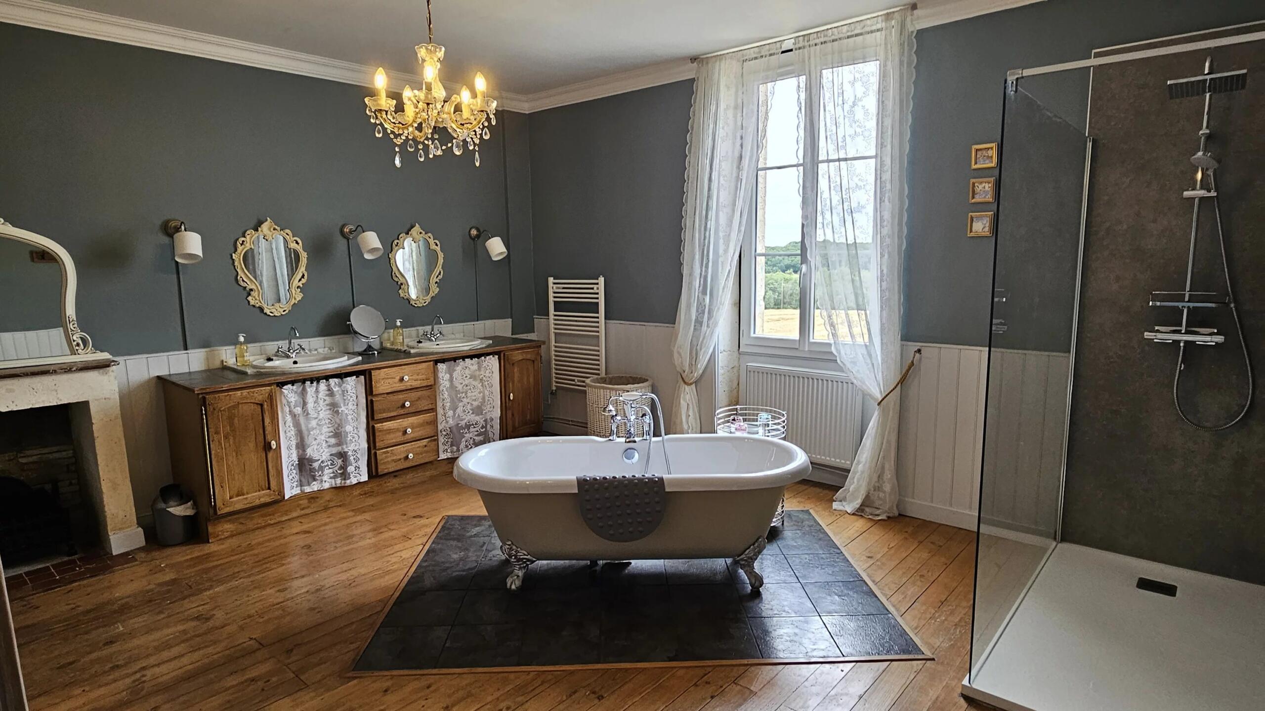 Exceptional Manoir and estate set in 7 acres, Poitou-Charentes – France – BVI84543