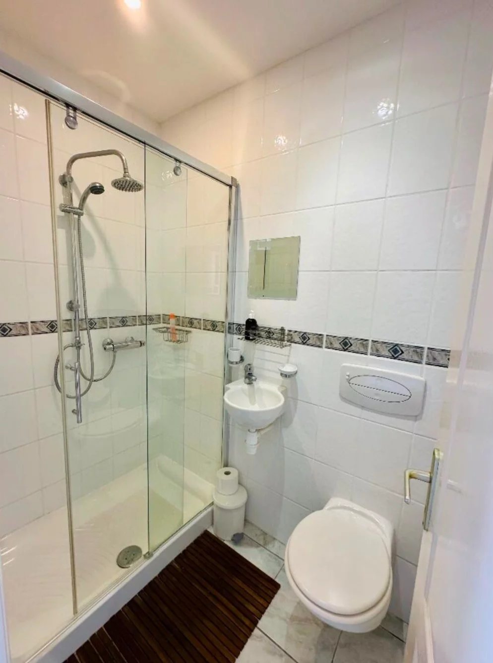 4 bedroom house, pool and gardens – Lac de la Cavayere, Carcassonne, Languedoc-Roussillon – France – BVI81539