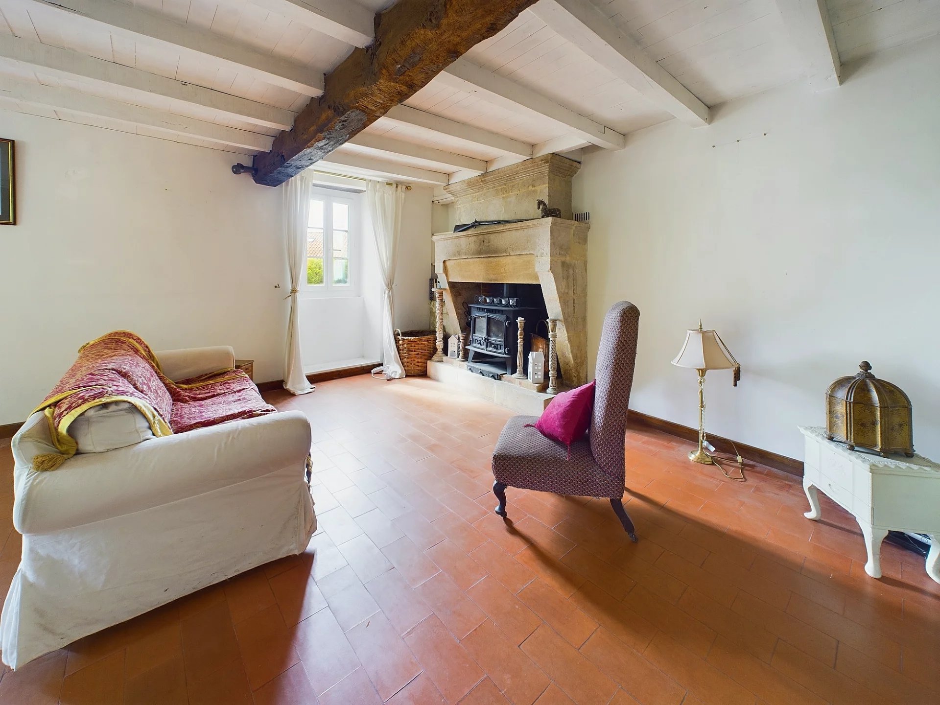 Five bedroom stone property to renovate with gated entrance, Poitou-Charentes – France – BVI76434