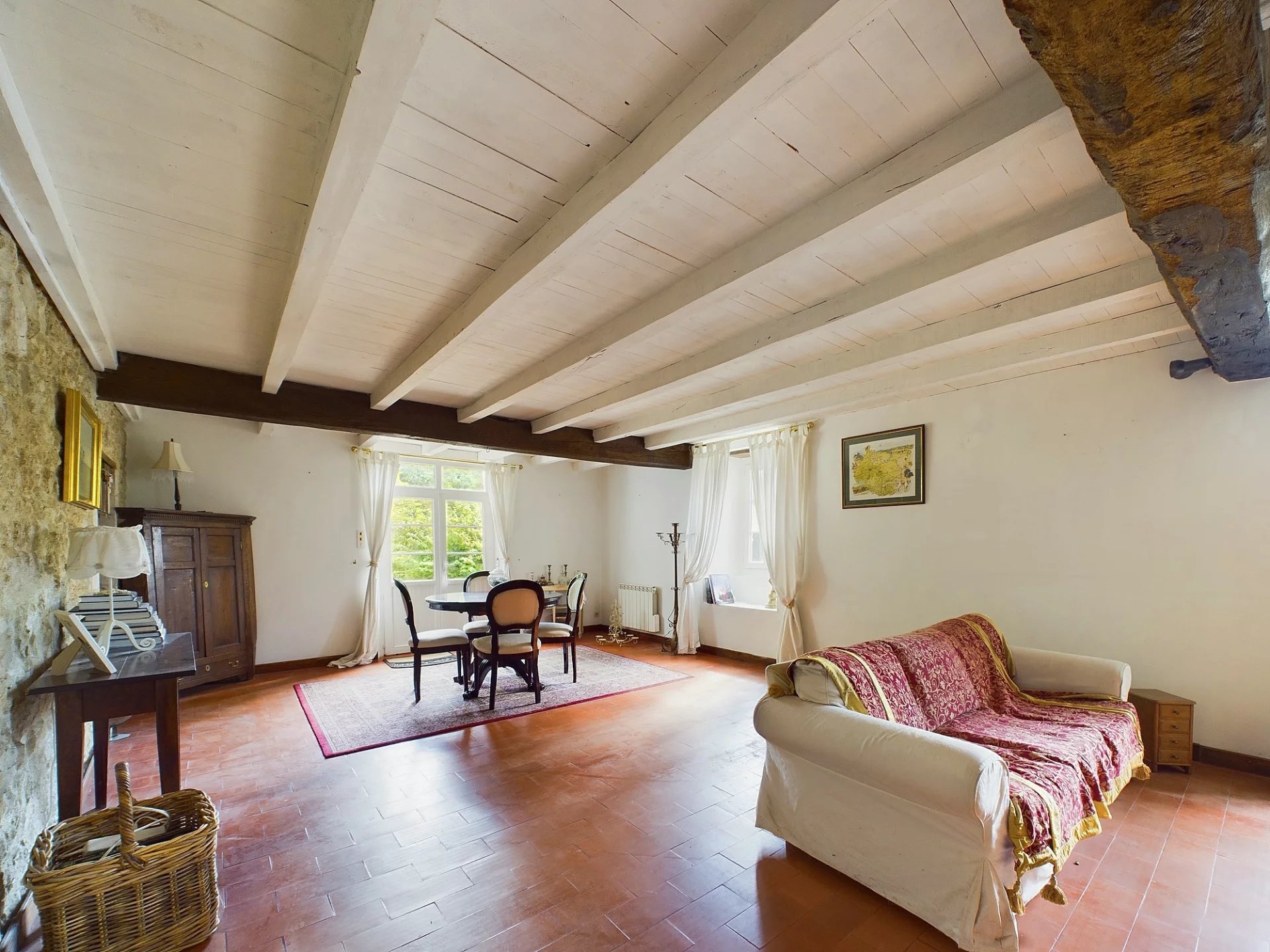 Five bedroom stone property to renovate with gated entrance, Poitou-Charentes – France – BVI76434