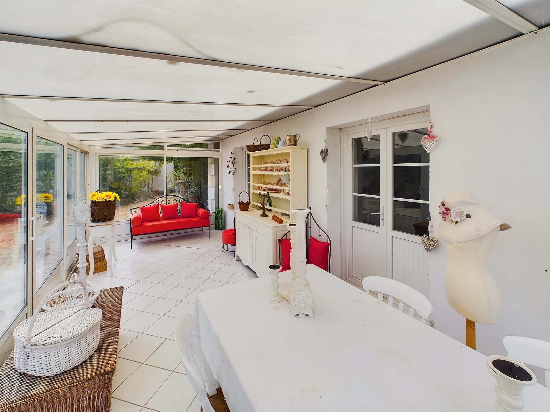 Five bedroom stone property to renovate with gated entrance, Poitou-Charentes – France – BVI76434