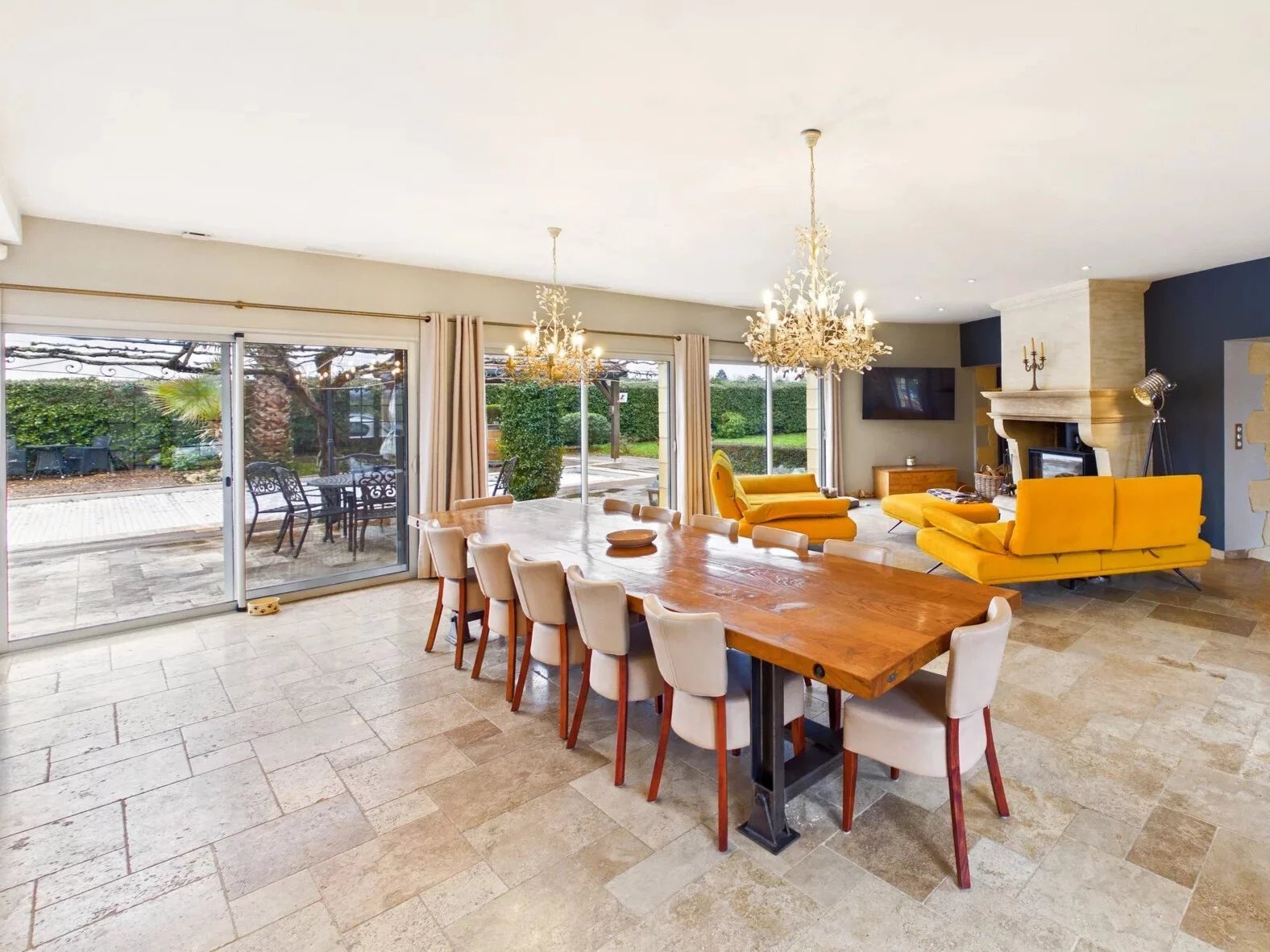 Beautiful house on the banks of the Dordogne River, Aquitaine – France – BVI84018