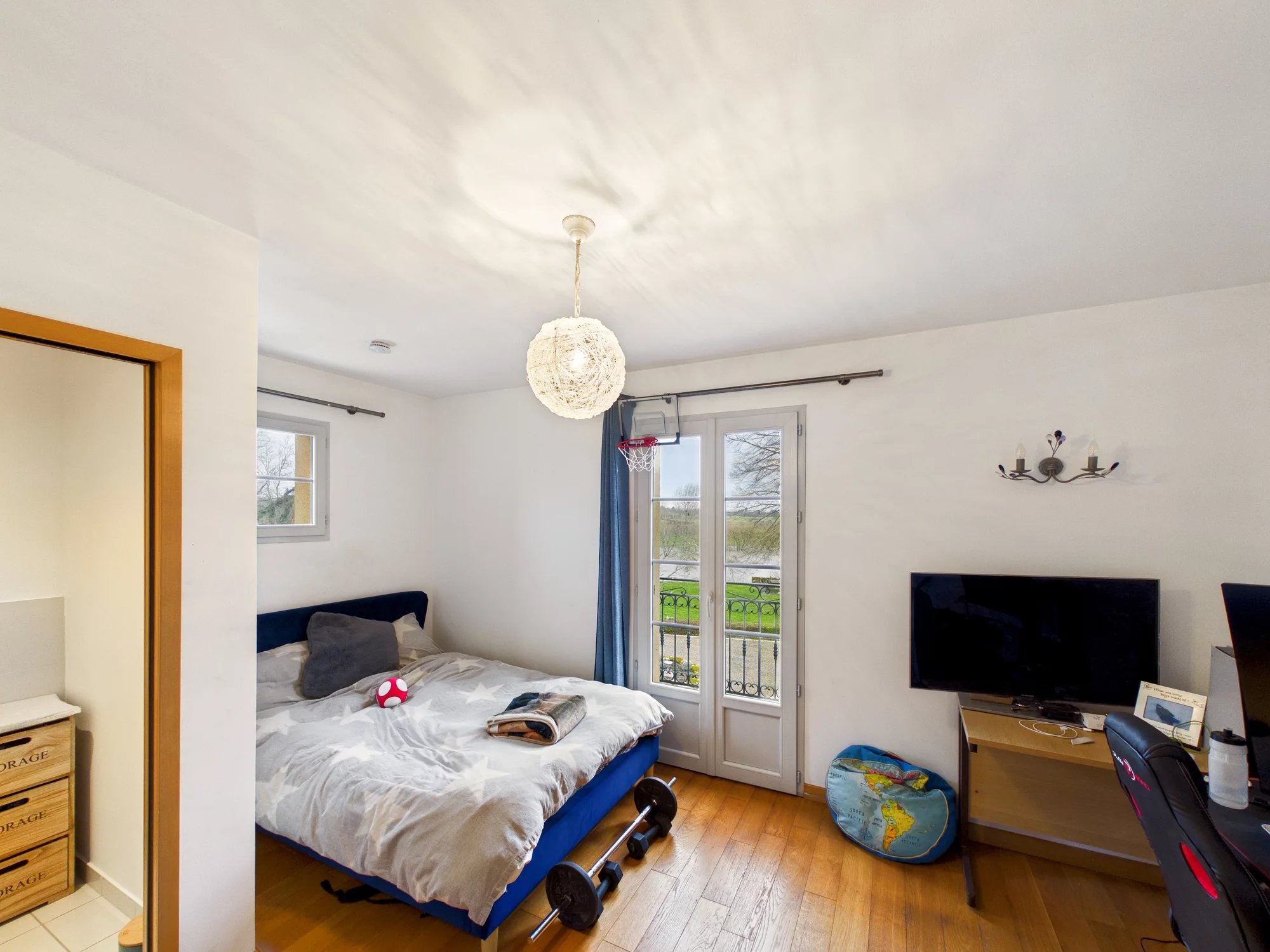 Beautiful house on the banks of the Dordogne River, Aquitaine – France – BVI84018