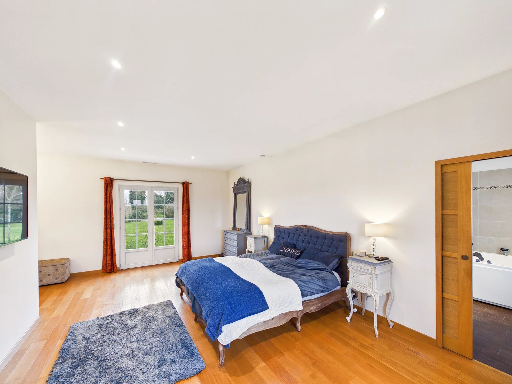 Beautiful house on the banks of the Dordogne River, Aquitaine – France – BVI84018