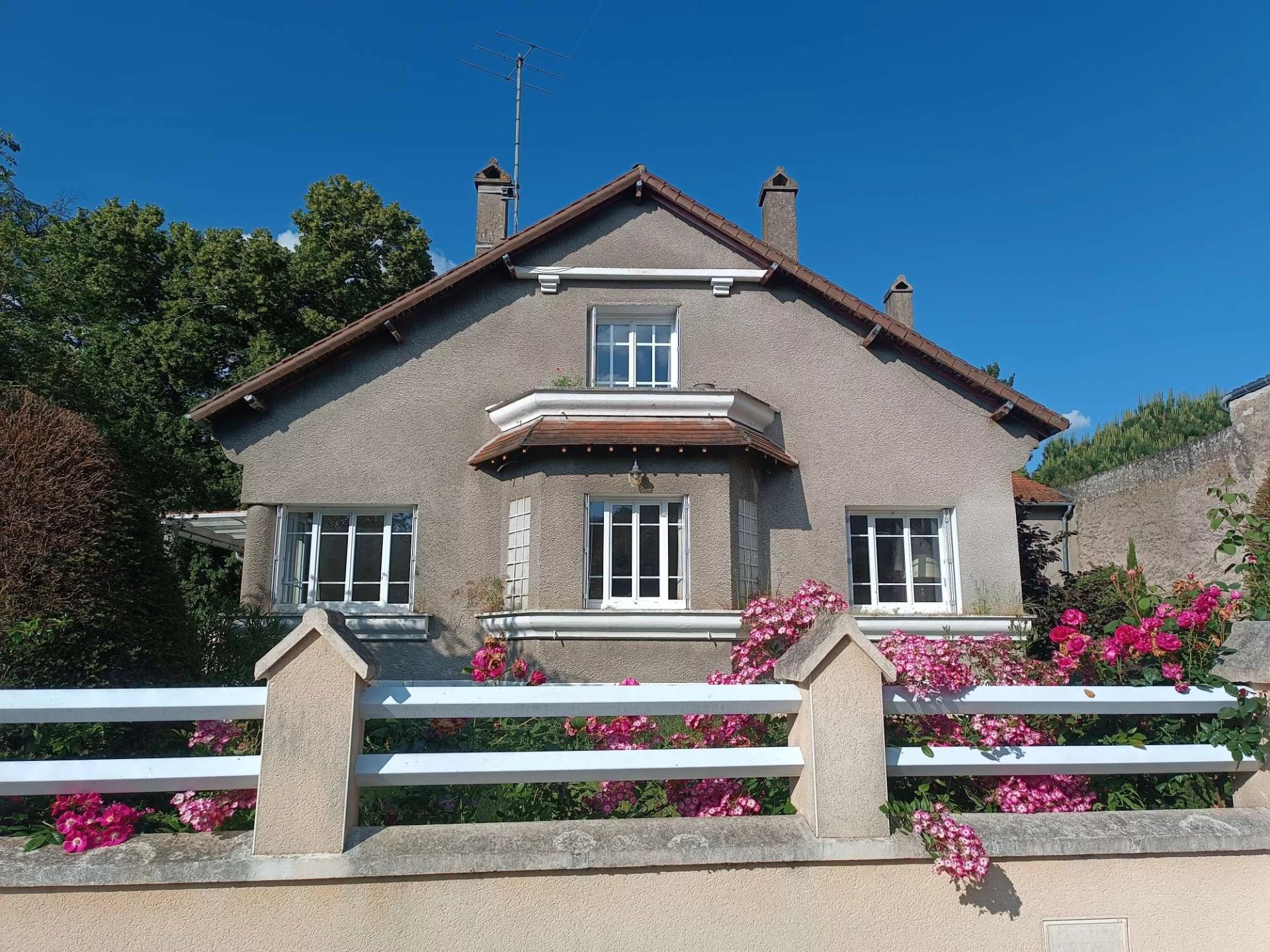 Character house, 225 m² – Wooded grounds, 3,000 m², near Montmorillon, Poitou-Charentes – France – BVI70574