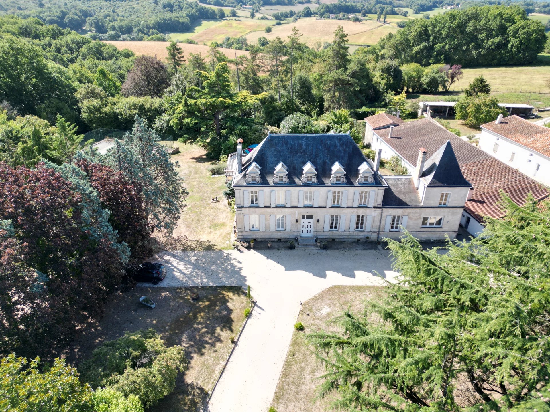 Manoir with 6 bed/6 bath, pool, tennis court and caretaker’s accommodation, Poitou-Charentes – France – BVI71960