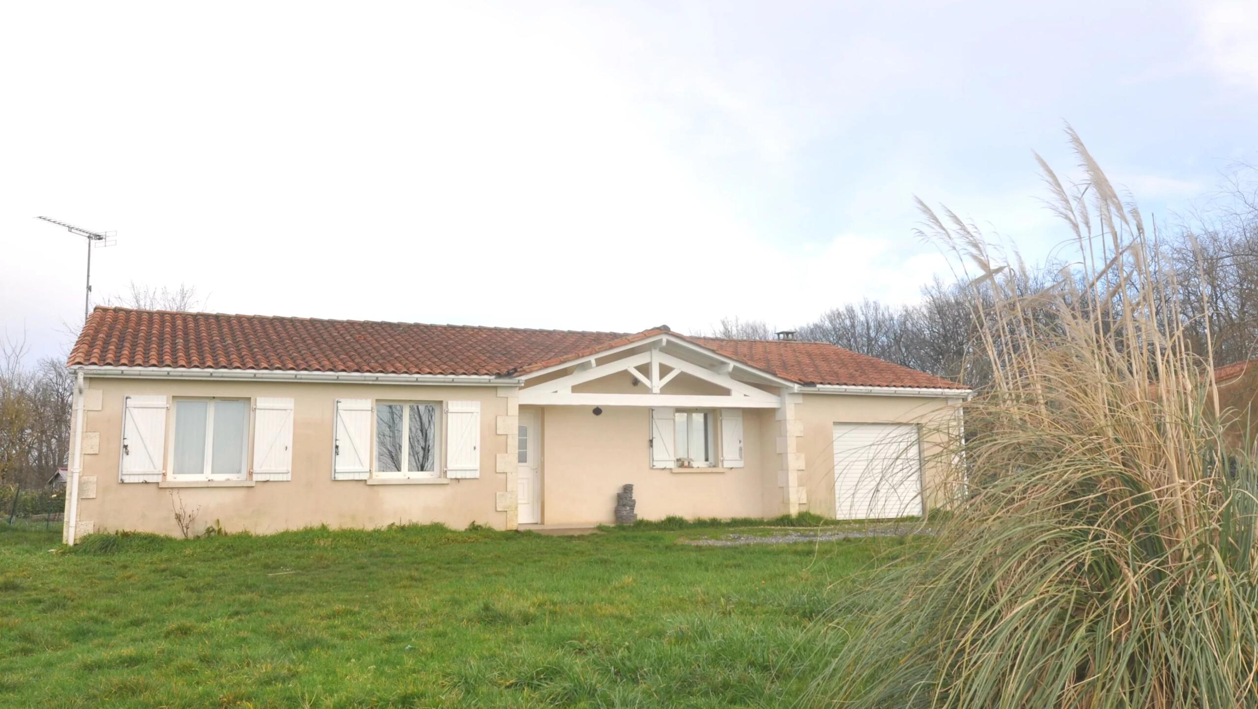 Detached house  of 110 m² – 3 bedrooms – 1351 m² plot, Poitou-Charentes – France – BVI84173