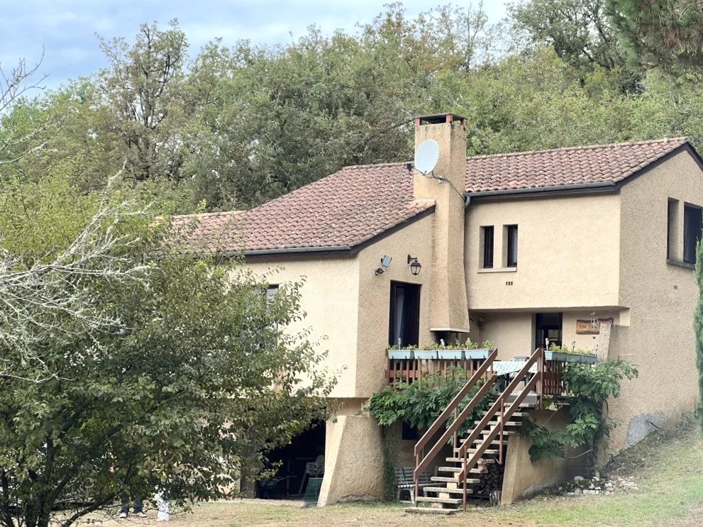 Secteur: Saint-Cirq-Lapopie: 4 bedroomed property with swimming pool, jacuzzi, 2 hectares of land in a quiet spot, Midi-Pyrénées – France – BVI76837