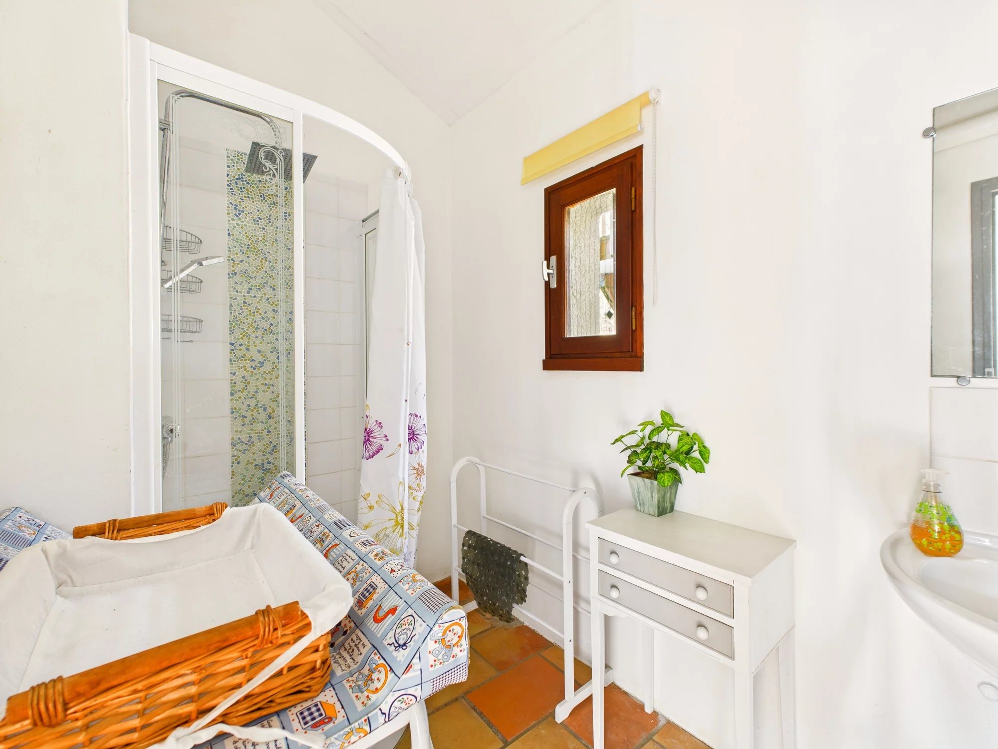 Secteur: Saint-Cirq-Lapopie: 4 bedroomed property with swimming pool, jacuzzi, 2 hectares of land in a quiet spot, Midi-Pyrénées – France – BVI76837