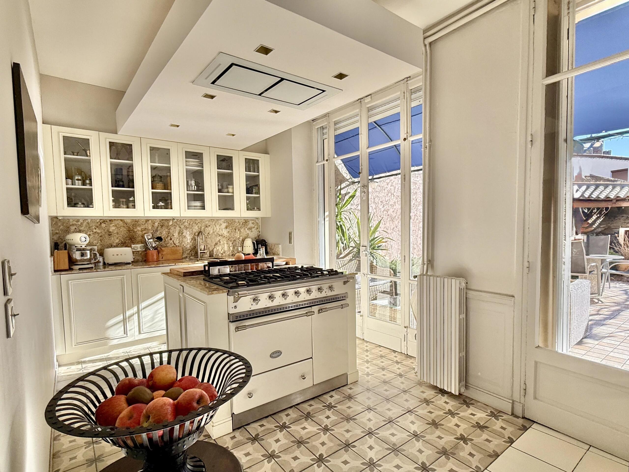 Townhouse with spectacular views over UNESCO World heritage site, Languedoc-Roussillon – France – BVI84184