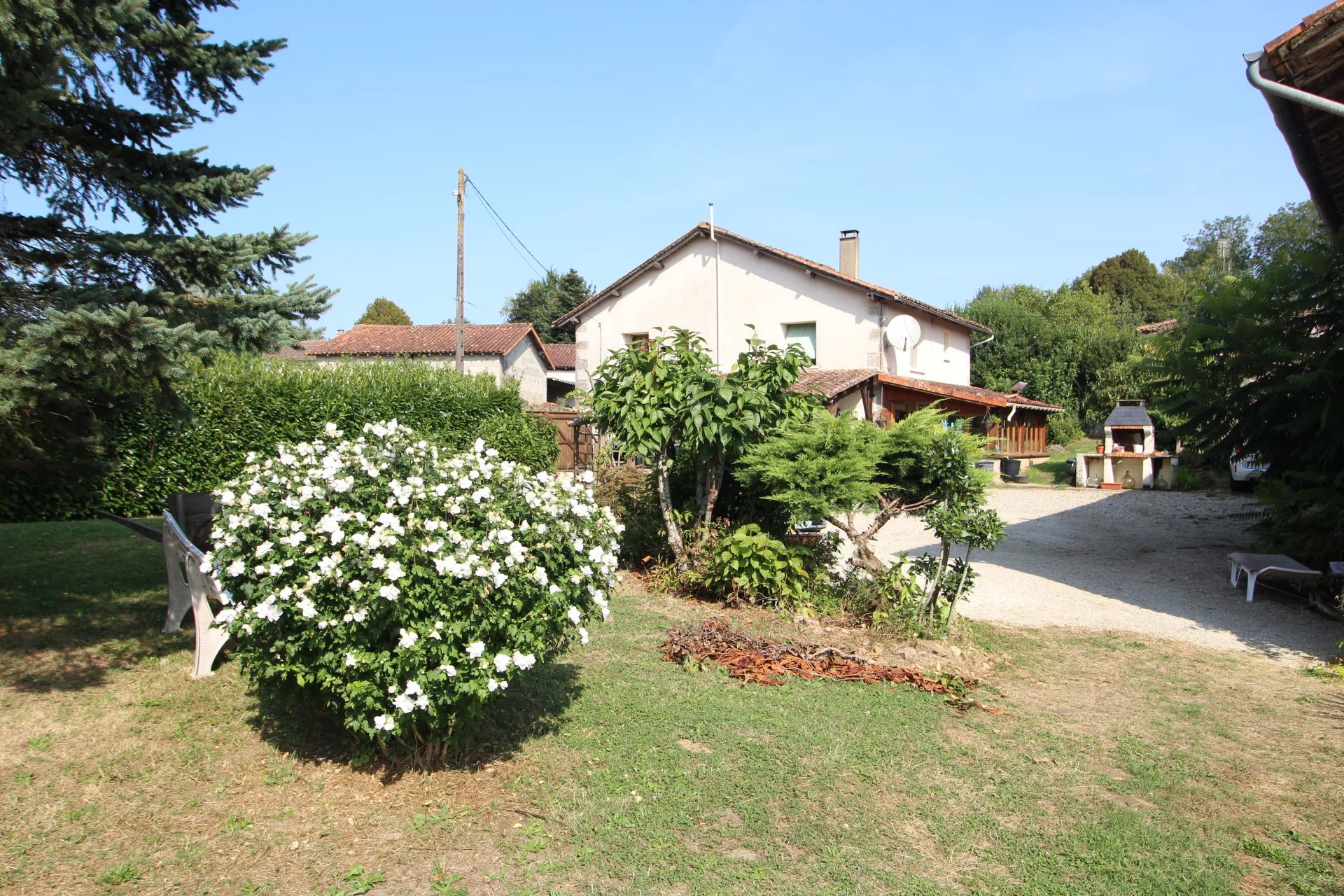 Three bedroom detached house with barn, heated pool and garden with views., Poitou-Charentes – France – BVI76852