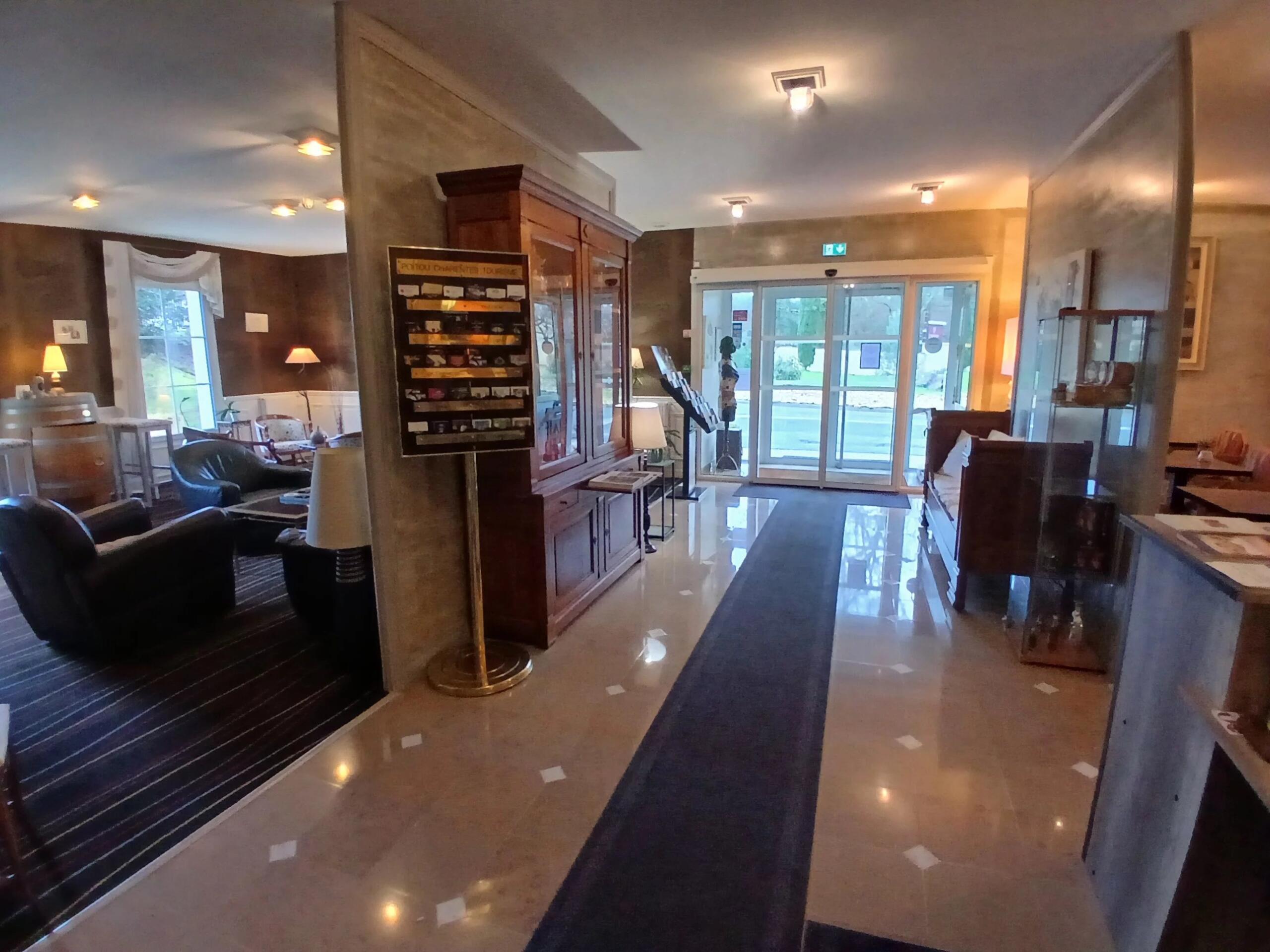 Magnificent, fully-operational 25-bedroom Hotel with swimming pool, Poitou-Charentes – France – BVI84006