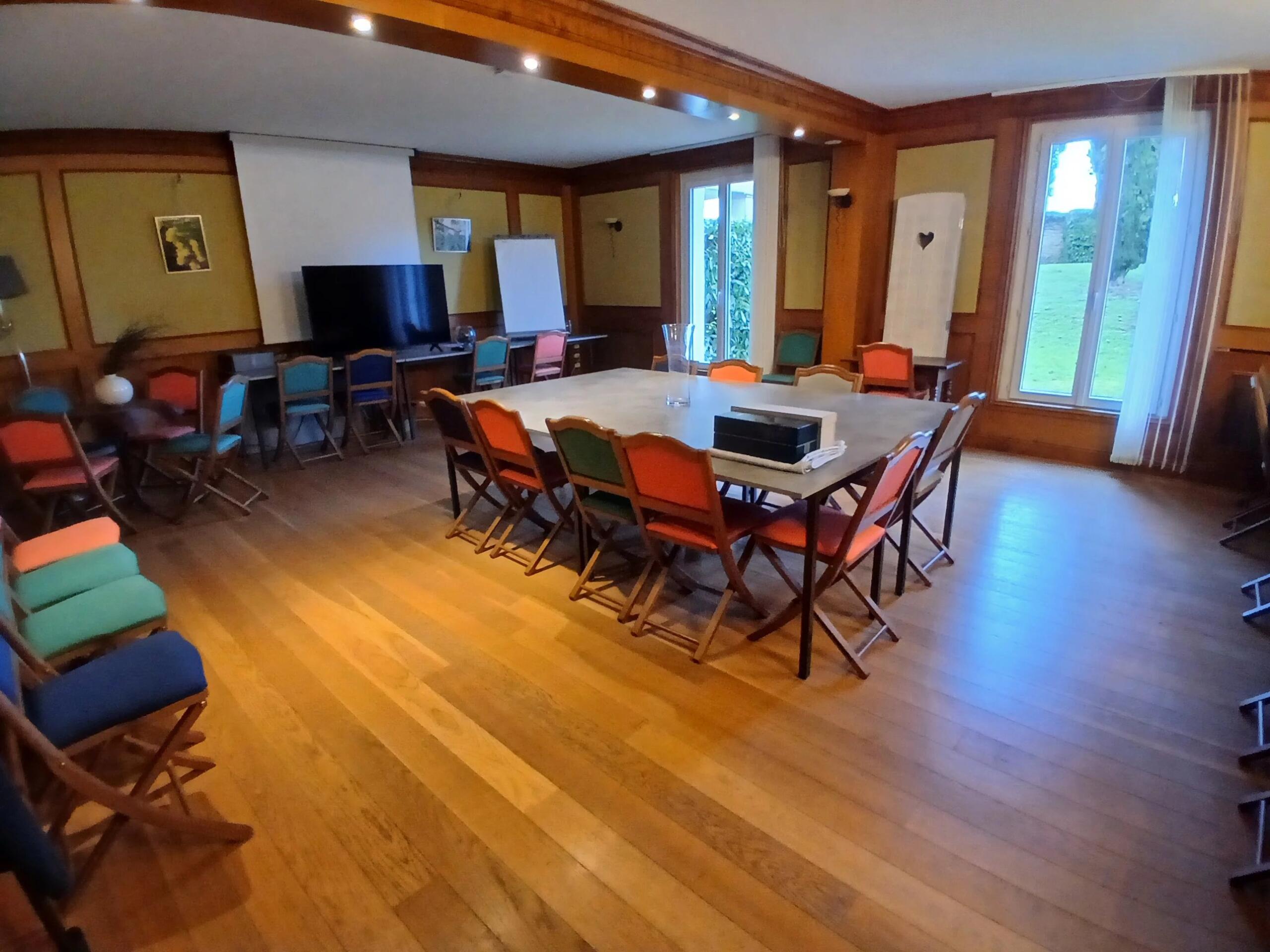 Magnificent, fully-operational 25-bedroom Hotel with swimming pool, Poitou-Charentes – France – BVI84006