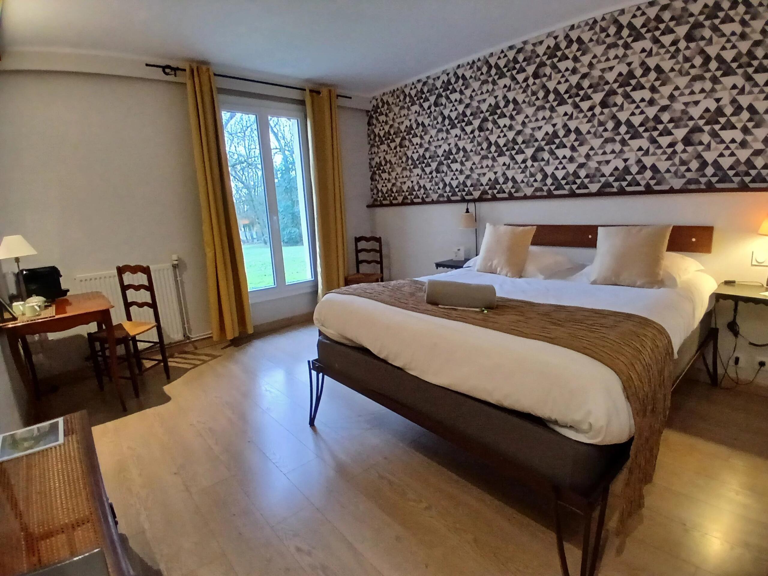 Magnificent, fully-operational 25-bedroom Hotel with swimming pool, Poitou-Charentes – France – BVI84006