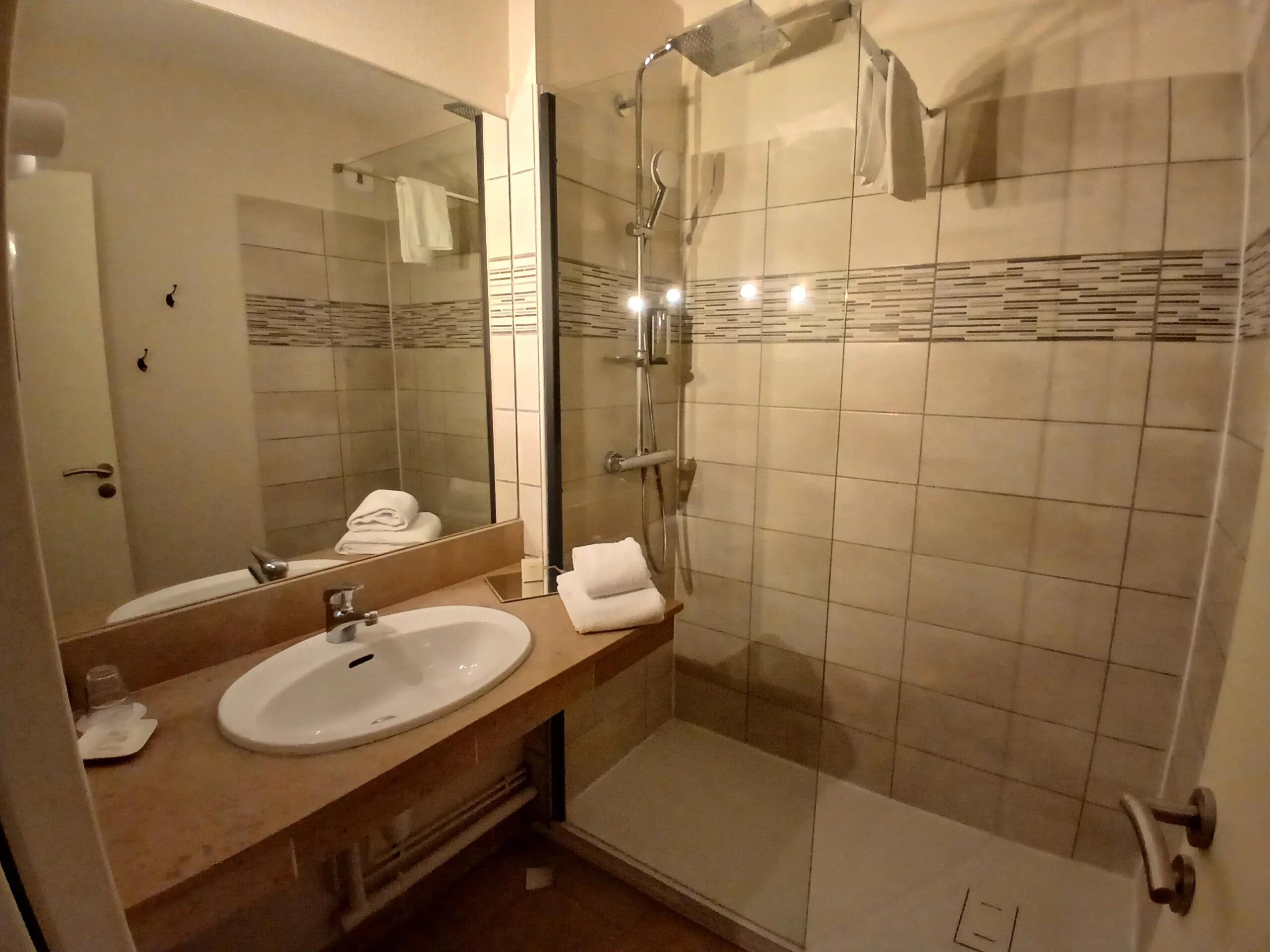 Magnificent, fully-operational 25-bedroom Hotel with swimming pool, Poitou-Charentes – France – BVI84006