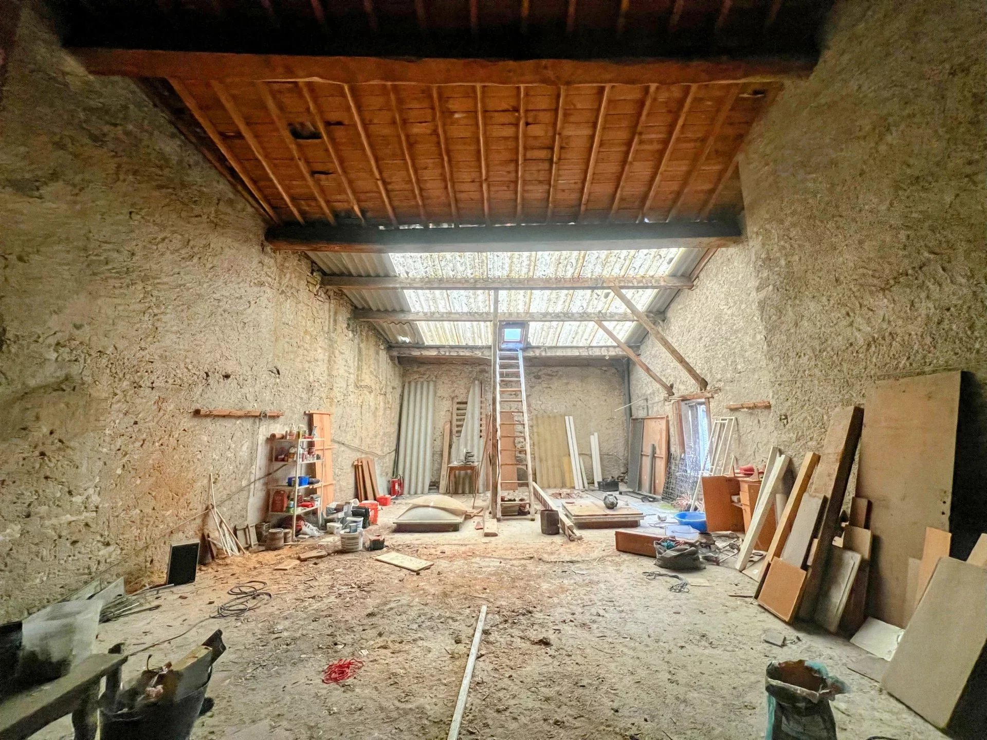 Sainte Colombe sur l’hers – Barn ripe for renovation, Languedoc-Roussillon – France – BVI84536