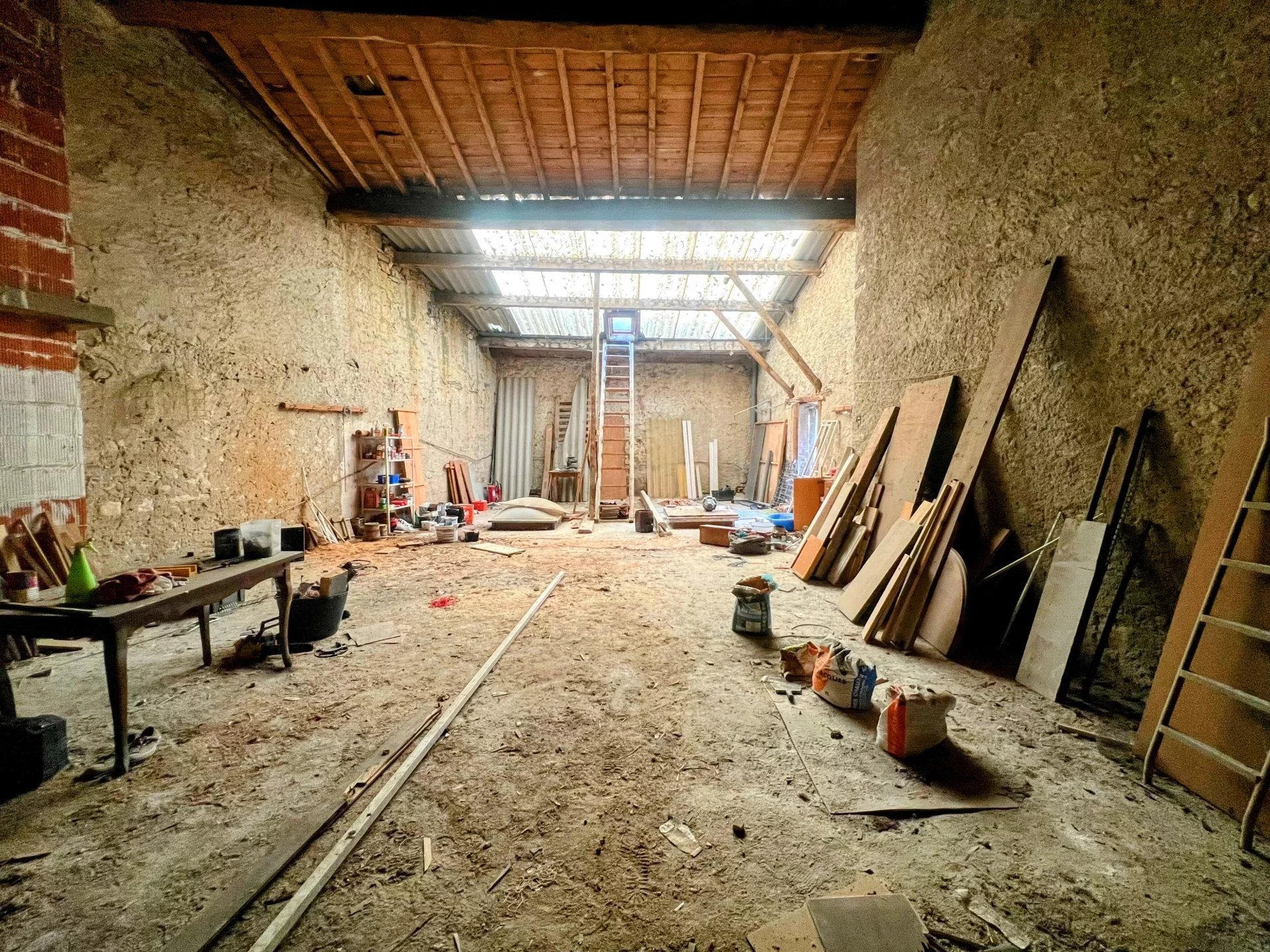 Sainte Colombe sur l’hers – Barn ripe for renovation, Languedoc-Roussillon – France – BVI84536