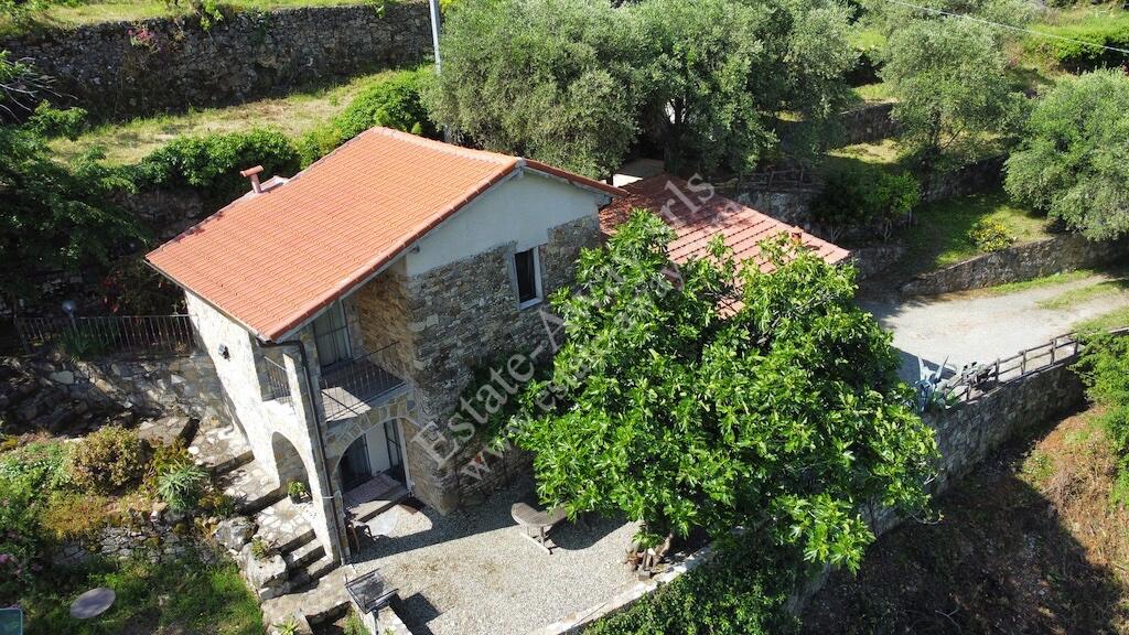 AD1274 Country house recently restored for sale in Vallebona.