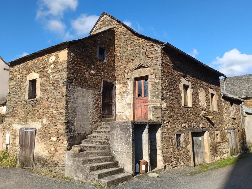 2 bedroom maison a renover in Sainte Juliette Sur Viaur, Aveyron, France