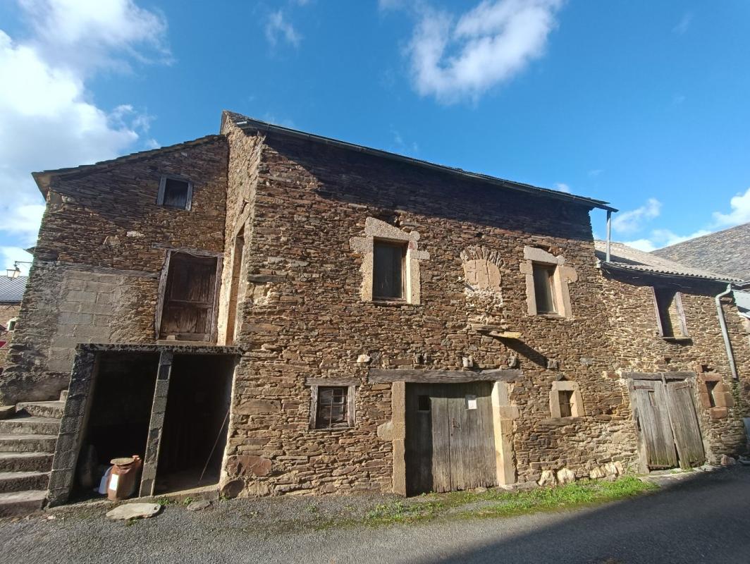 2 bedroom maison a renover in Sainte Juliette Sur Viaur, Aveyron, France