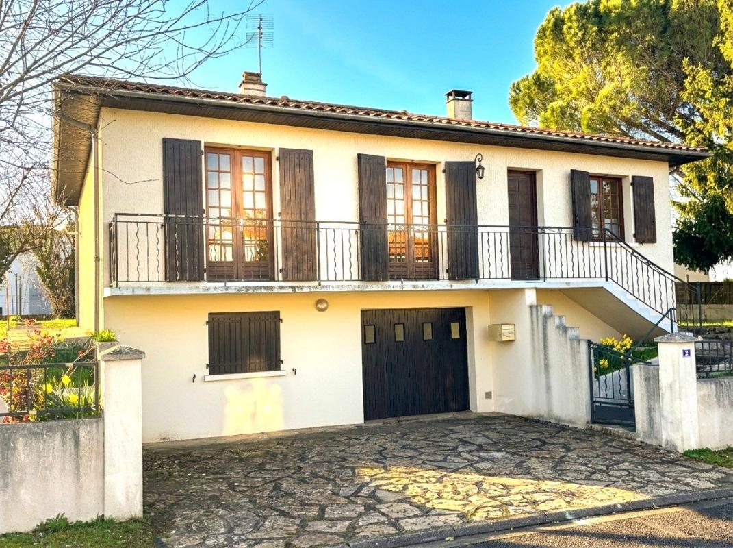 3 bedroom maison in Ruffec, Charente, France