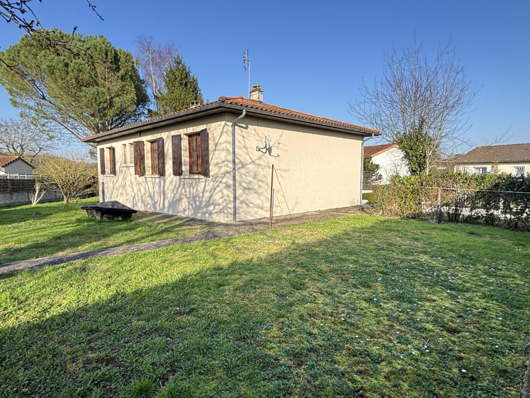 3 bedroom maison in Ruffec, Charente, France