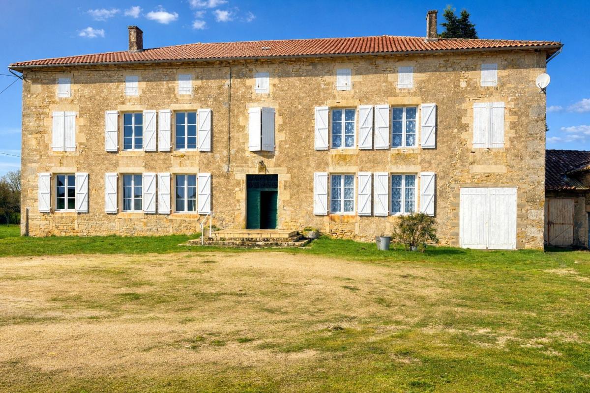 7 bedroom maison de maitre in Vieux Ruffec, Charente, France