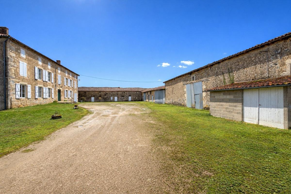 7 bedroom maison de maitre in Vieux Ruffec, Charente, France