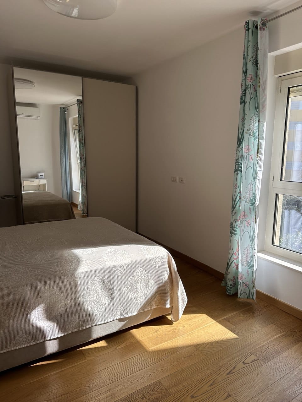 Spacious sea-view apartment in Rafailovici — 122 m², garage included