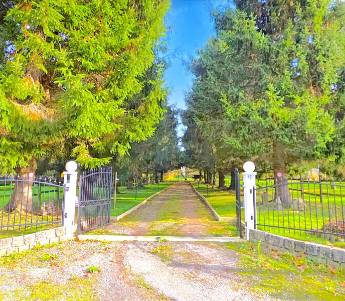 A characterful 19th-century property, both elegant and welcoming, perfect for a fulfilling family life, shared moments, and equestrian projects.