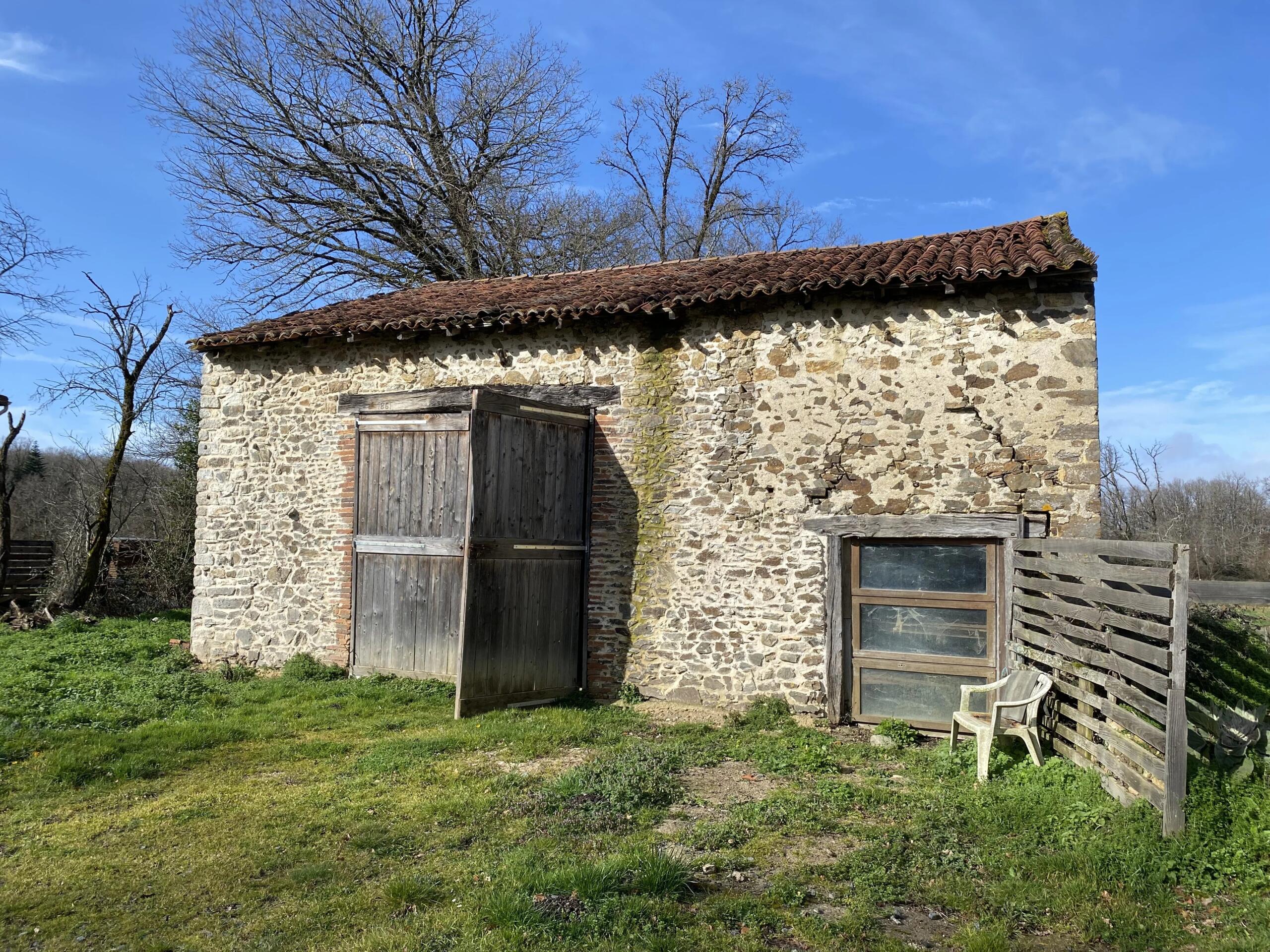 Attractive barn to renovate and separate piece of land, Limousin – France – BVI84476