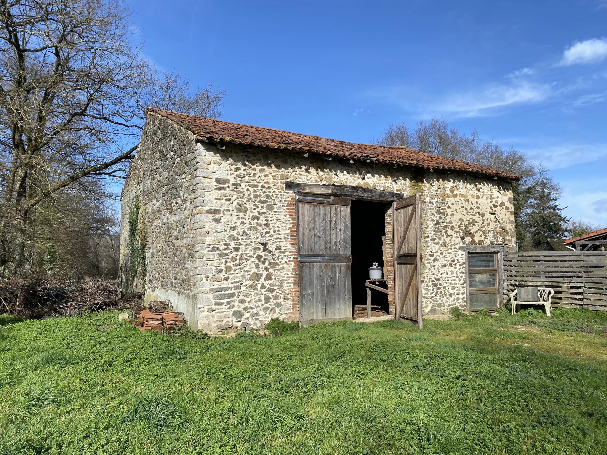 Attractive barn to renovate and separate piece of land, Limousin – France – BVI84476
