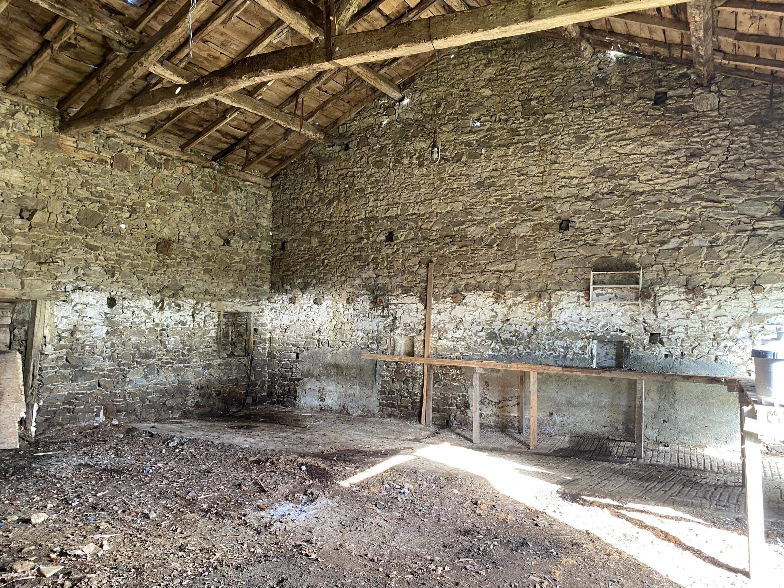 Attractive barn to renovate and separate piece of land, Limousin – France – BVI84476