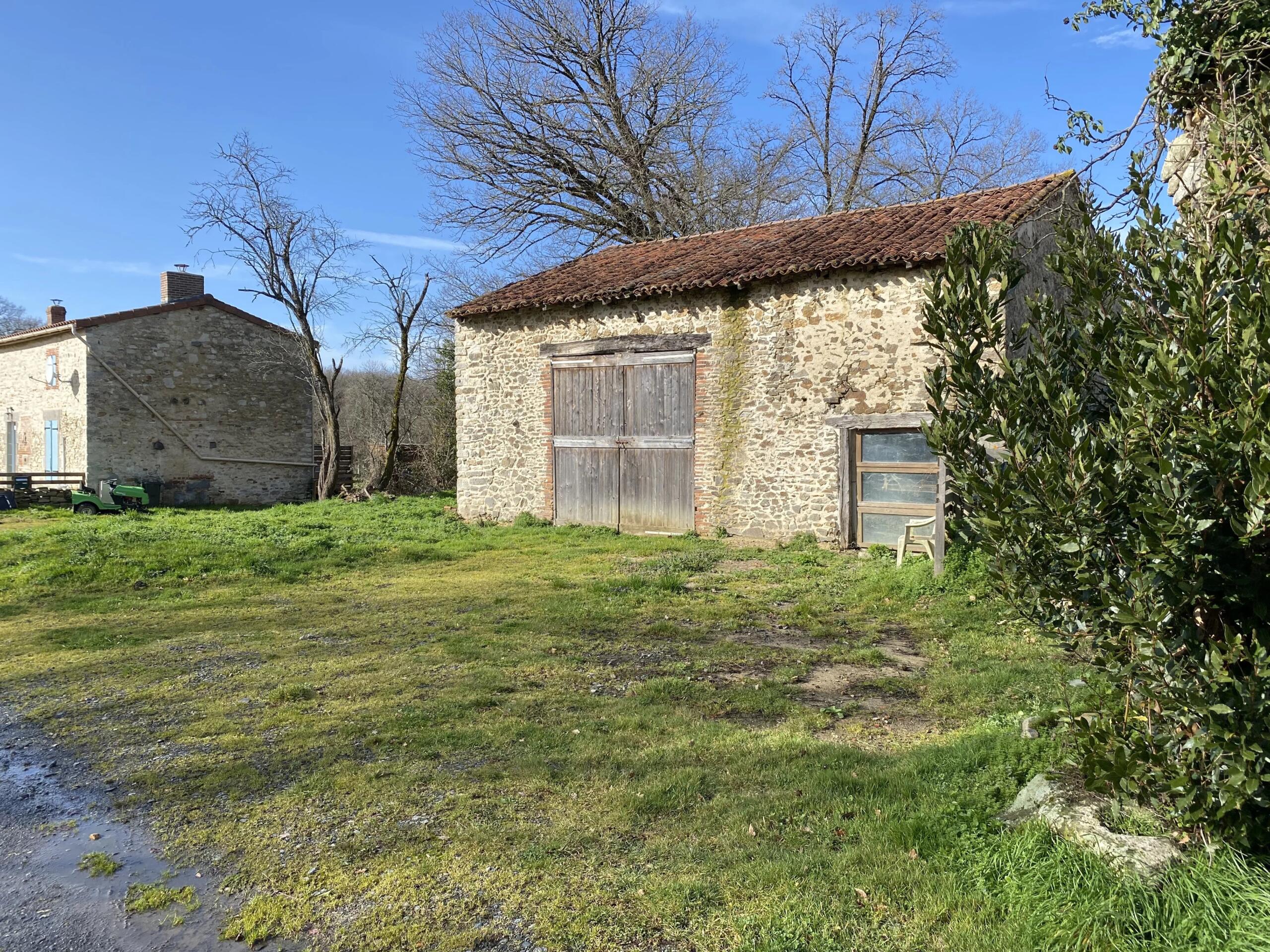 Attractive barn to renovate and separate piece of land, Limousin – France – BVI84476