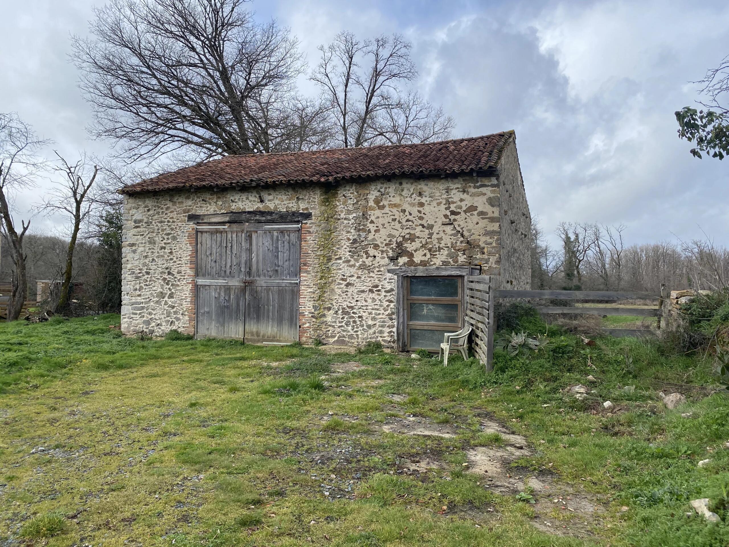 Attractive barn to renovate and separate piece of land, Limousin – France – BVI84476