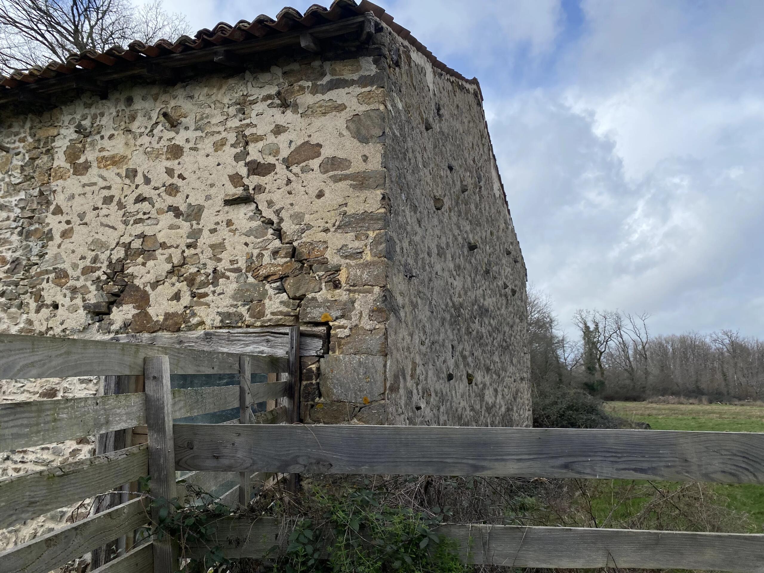 Attractive barn to renovate and separate piece of land, Limousin – France – BVI84476