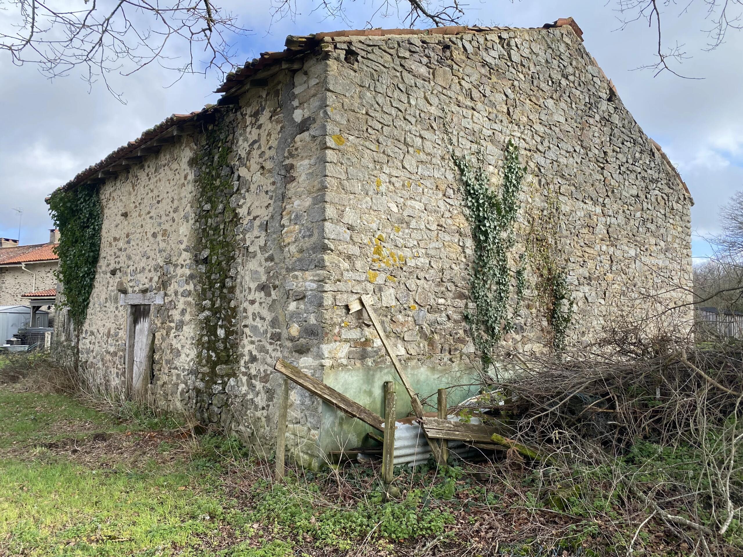 Attractive barn to renovate and separate piece of land, Limousin – France – BVI84476