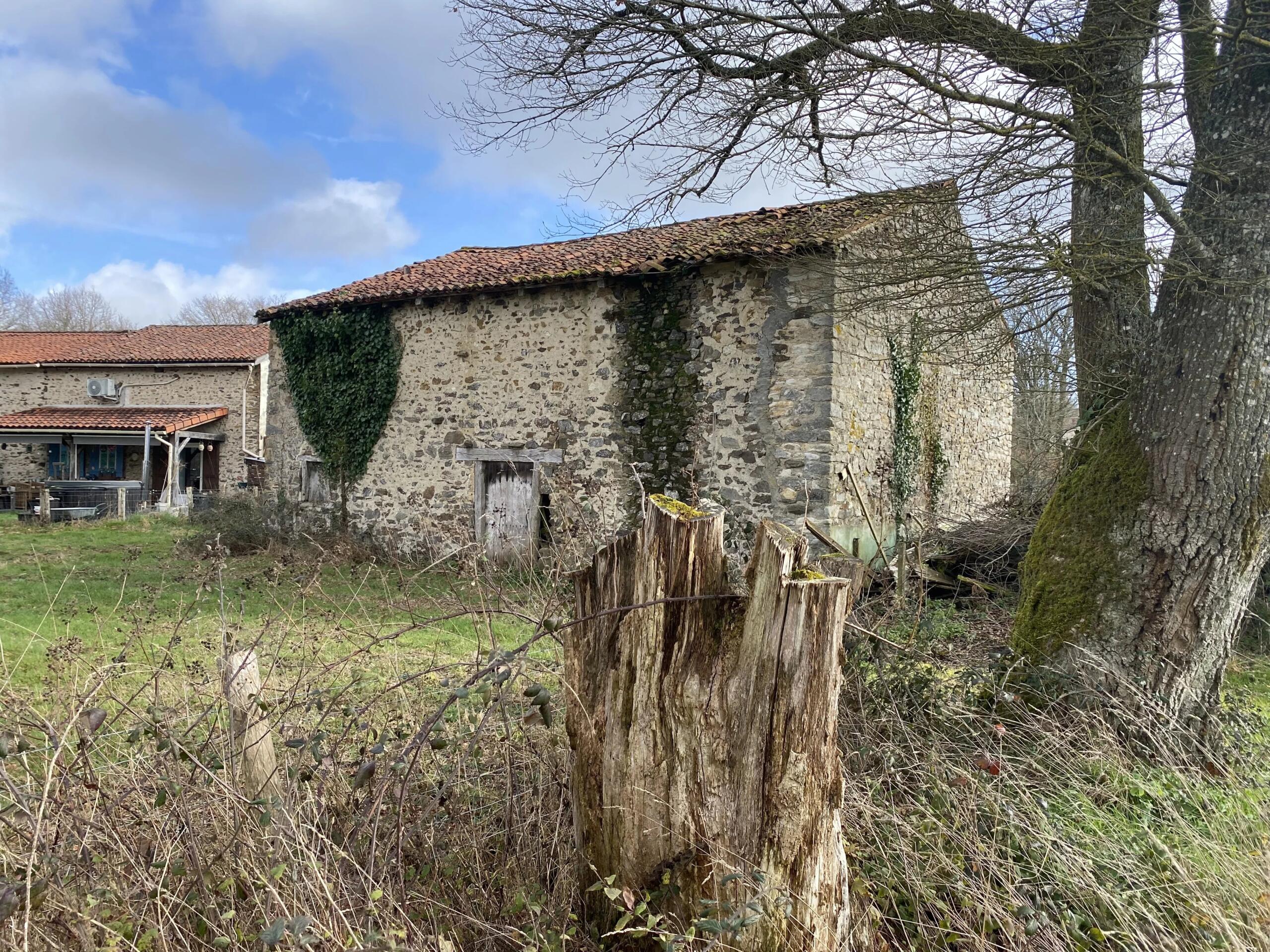 Attractive barn to renovate and separate piece of land, Limousin – France – BVI84476