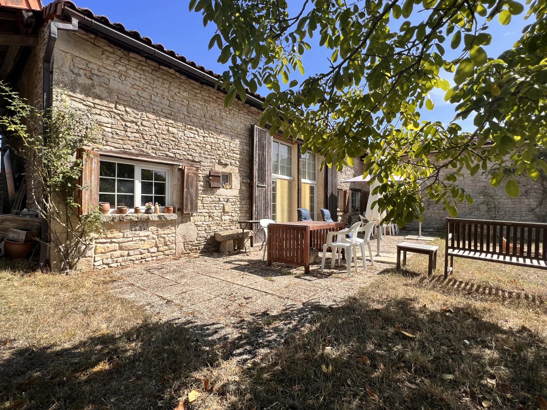 Stone property with potential to divide into 3 dwellings, Poitou-Charentes – France – BVI72128