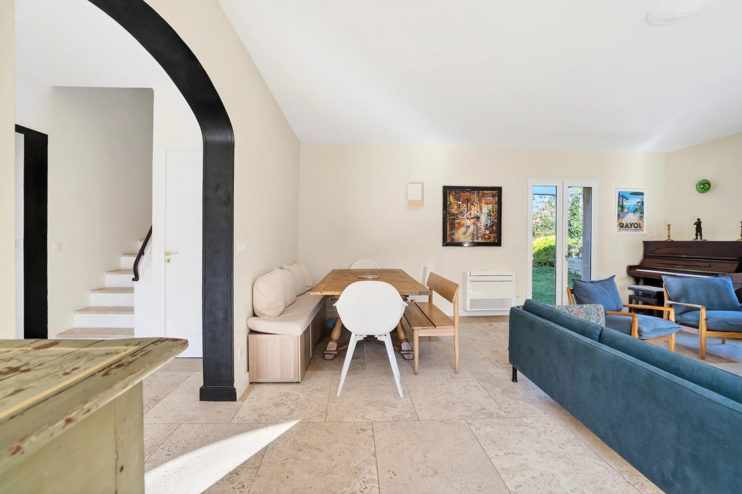 Beautiful Provençal Bastide with Pool and Outbuildings –Célony, Aix-en-Provence, Provence-Alpes-Côte d’Azur – France – BVI84498