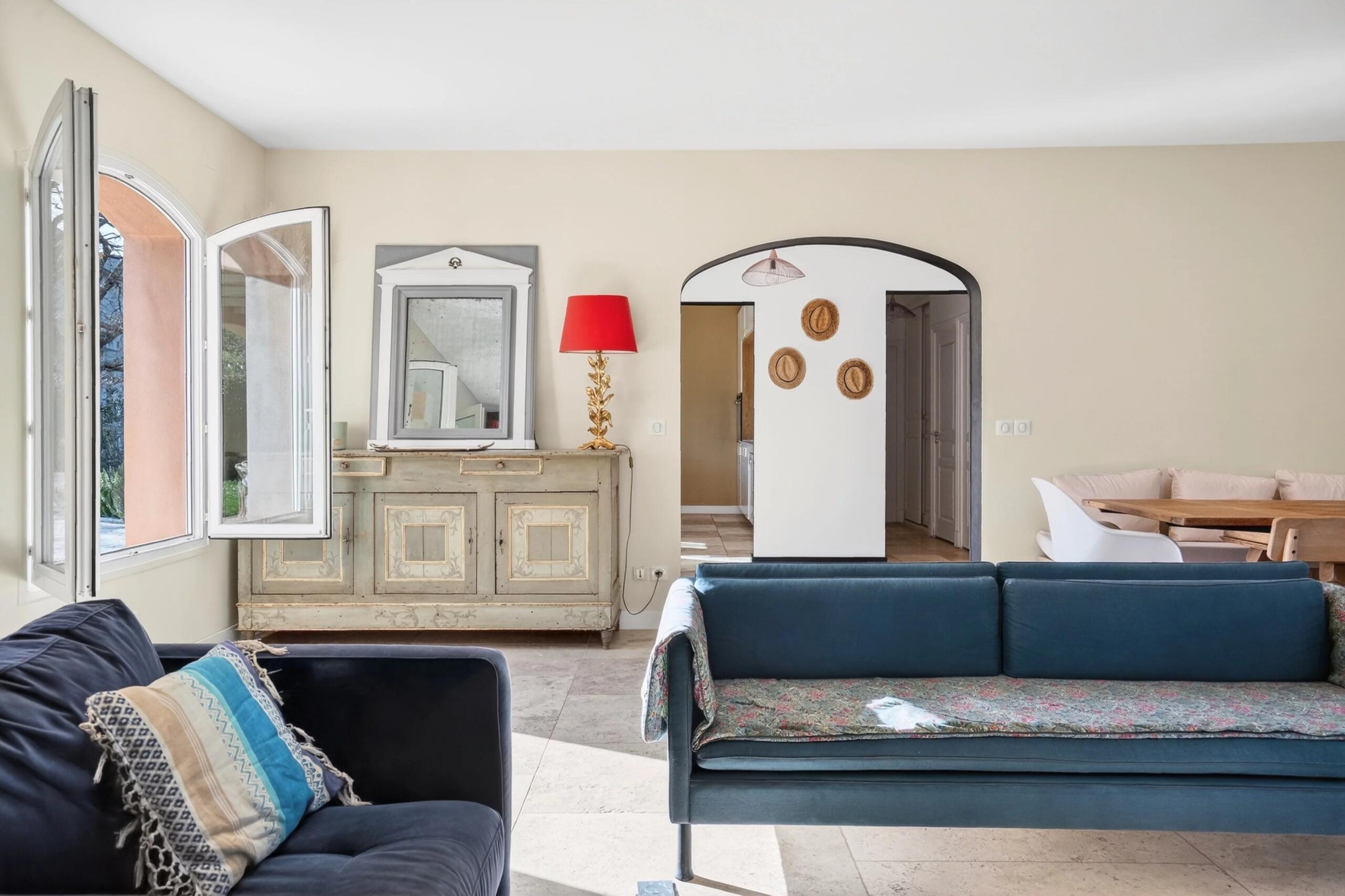 Beautiful Provençal Bastide with Pool and Outbuildings –Célony, Aix-en-Provence, Provence-Alpes-Côte d’Azur – France – BVI84498