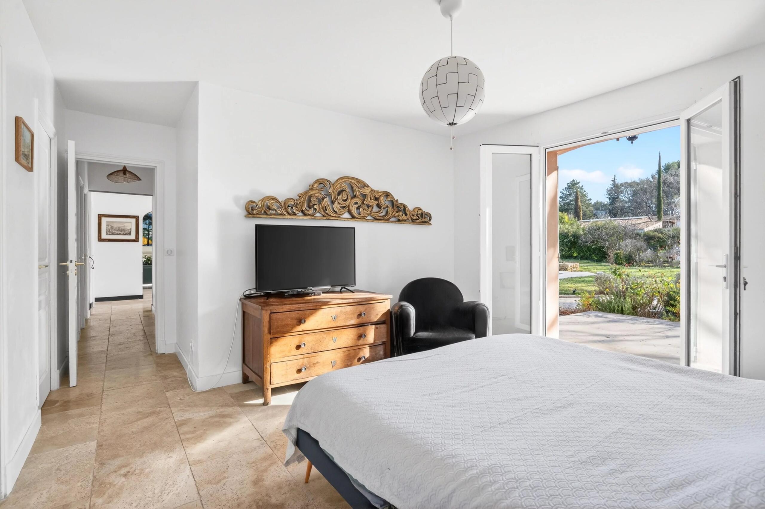 Beautiful Provençal Bastide with Pool and Outbuildings –Célony, Aix-en-Provence, Provence-Alpes-Côte d’Azur – France – BVI84498