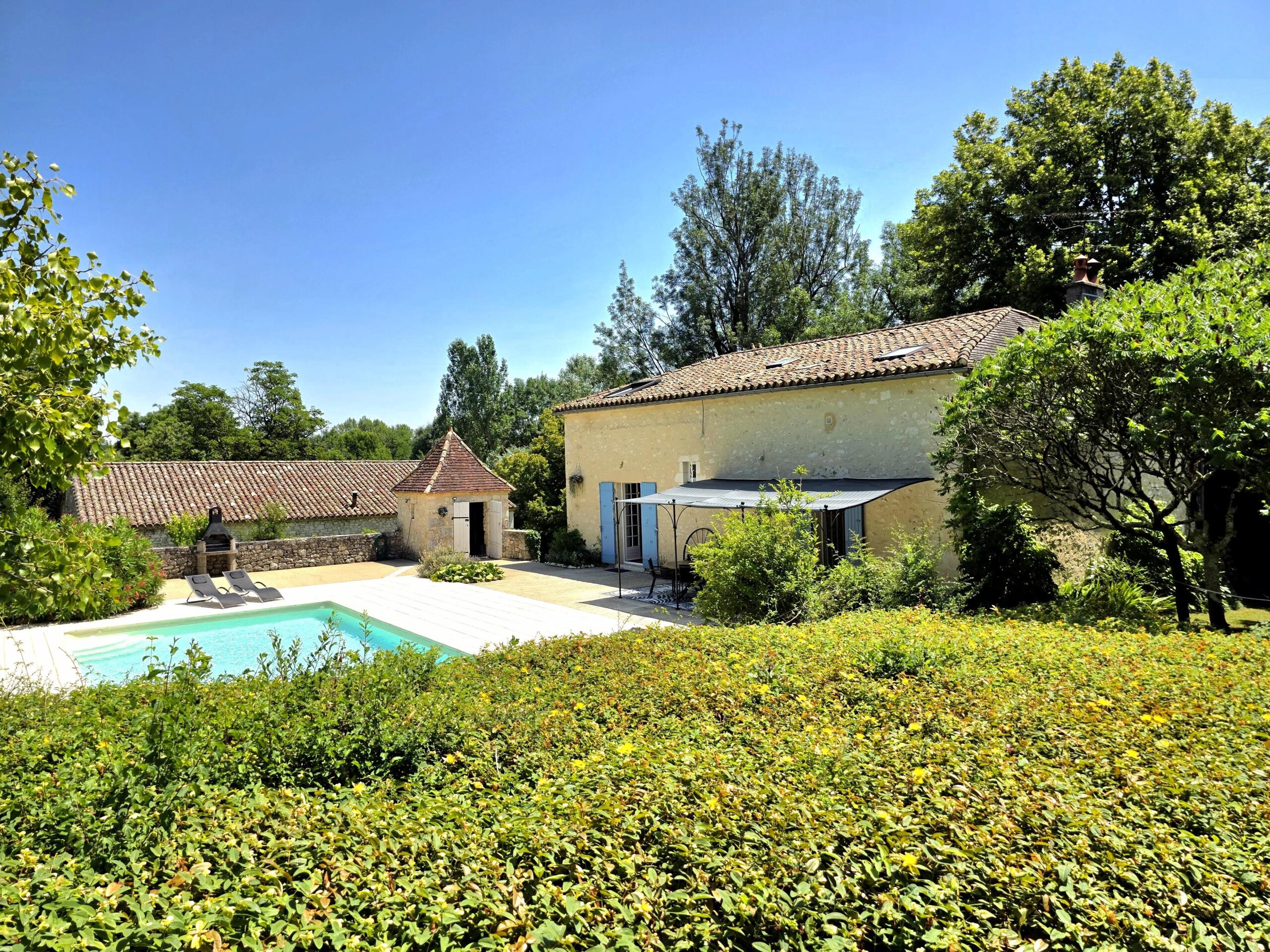 Close to Eymet – Beautiful stone house with pigeonnier, barn and pool, Aquitaine – France – BVI72249