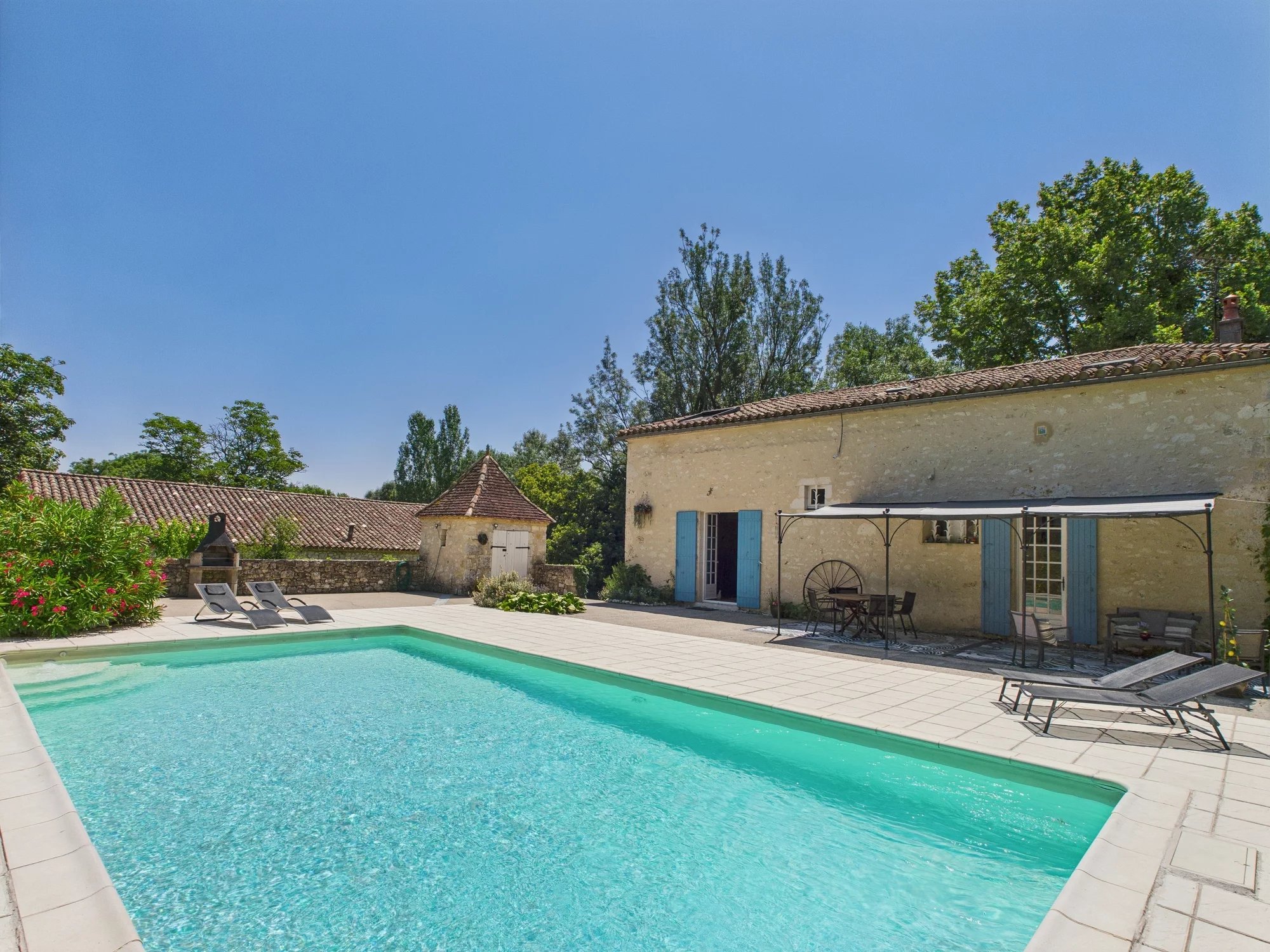 Close to Eymet – Beautiful stone house with pigeonnier, barn and pool, Aquitaine – France – BVI72249