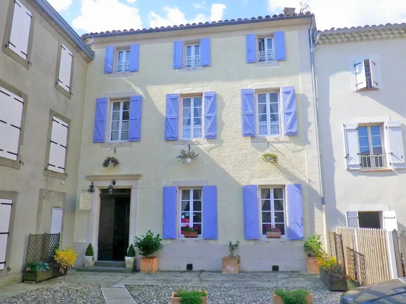 A Collection of Character Buildings with Principal Residence, Guest House and Mature Gardens, Midi-Pyrénées – France – BVI83459