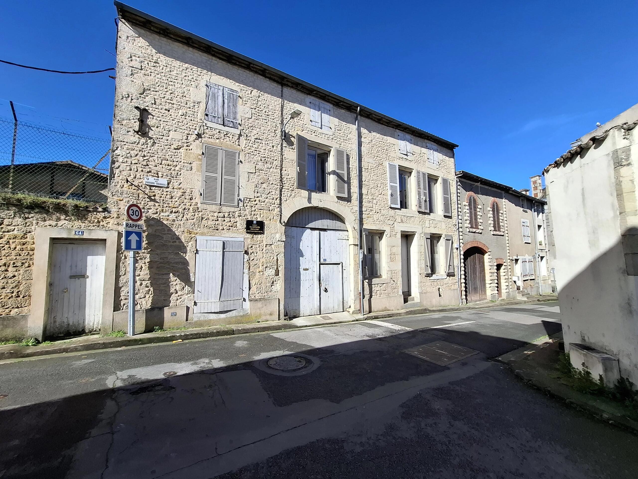 Fabulous Town House with business potential close to all amenities, Poitou-Charentes – France – BVI84235